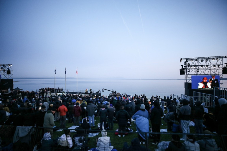 Avustralyalı ve Yeni Zelandalılar Şafak Ayini için Anzak Koyunda