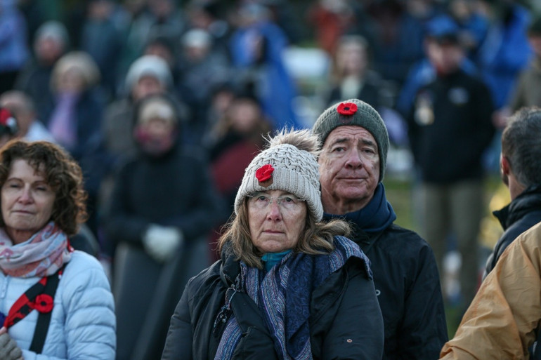 Avustralyalı ve Yeni Zelandalılar Şafak Ayini için Anzak Koyunda