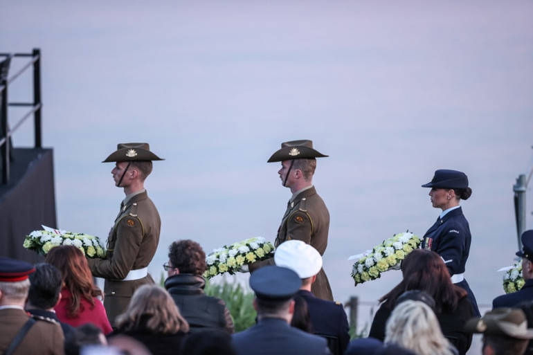 Avustralyalı ve Yeni Zelandalılar Şafak Ayini için Anzak Koyunda