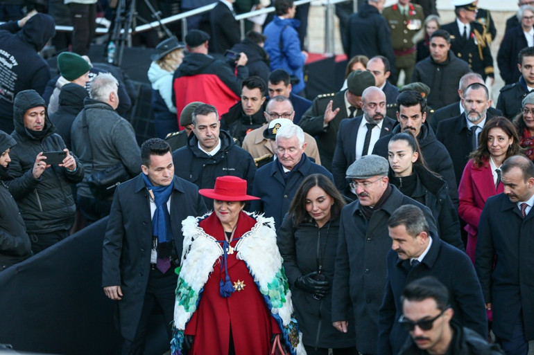 Avustralyalı ve Yeni Zelandalılar Şafak Ayini için Anzak Koyunda