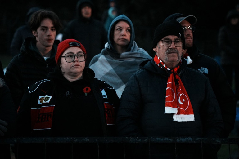 Avustralyalı ve Yeni Zelandalılar Şafak Ayini için Anzak Koyunda
