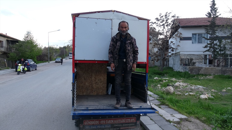 Kiralık ev bulamayınca tarım aracını karavana dönüştürdü Dışarıda kalmaktansa burada kalıyorum
