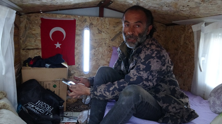 Kiralık ev bulamayınca tarım aracını karavana dönüştürdü Dışarıda kalmaktansa burada kalıyorum