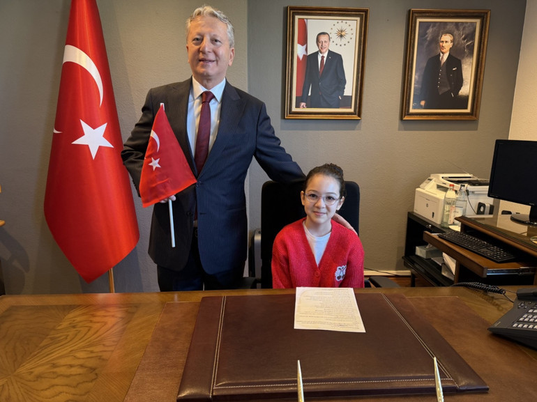 Hannover’de 23 Nisan Coşkusu: Çocuklar Temsili Olarak Yönetimi Devraldı