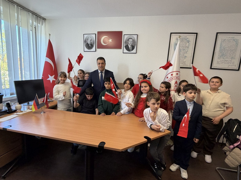 Hannover’de 23 Nisan Coşkusu: Çocuklar Temsili Olarak Yönetimi Devraldı