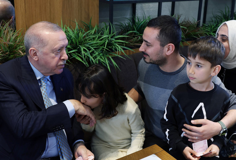 Cumhurbaşkanı Erdoğan, Beyoğlunda vatandaşlarla sohbet etti