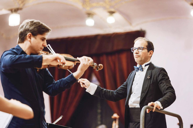 Orkestra şefi Hasan Niyazi Tura: Sokaktaki adam melodilerini ıslıkla çalıyorsa iyi bestecisindir