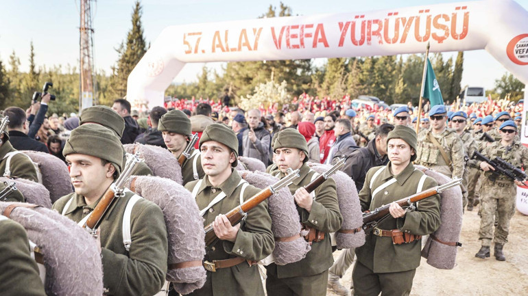 Türk Yıldızları selam durdu