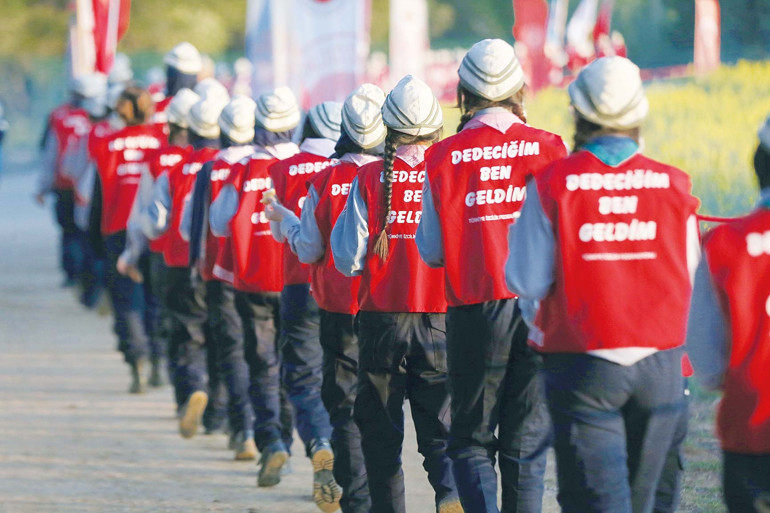 Türk Yıldızları selam durdu
