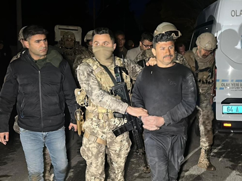 Uşakta polis ekibine silahlı saldırı: 2 polis tedavi altına alındı, zanlı teslim oldu