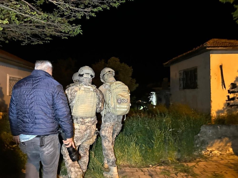 Uşakta polis ekibine silahlı saldırı: 2 polis tedavi altına alındı, zanlı teslim oldu