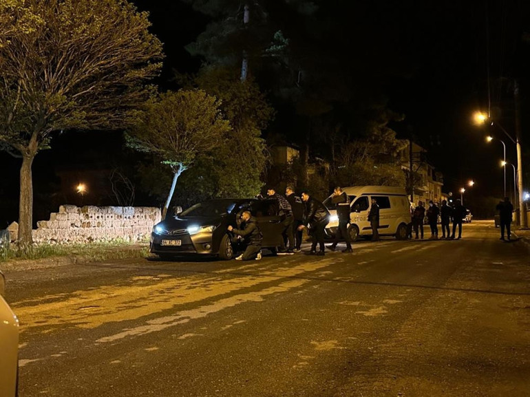 Uşakta polis ekibine silahlı saldırı: 2 polis tedavi altına alındı, zanlı teslim oldu