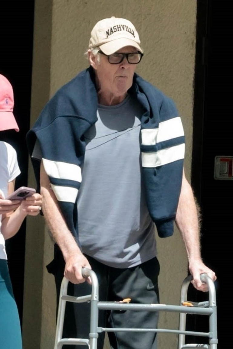 Ekranın hızlı yakışıklısı hayranlarını üzdü… Zaman ona da acımadı… Yürüteç yardımıyla yürüyor