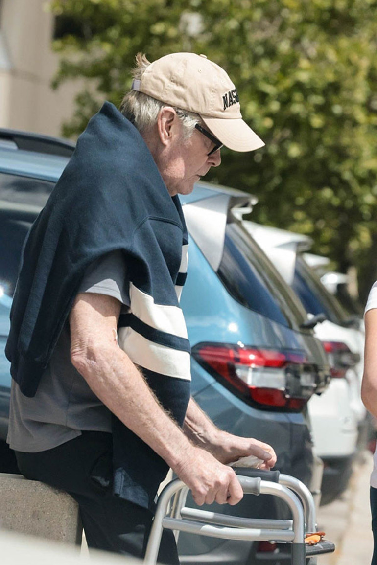 Ekranın hızlı yakışıklısı hayranlarını üzdü… Zaman ona da acımadı… Yürüteç yardımıyla yürüyor