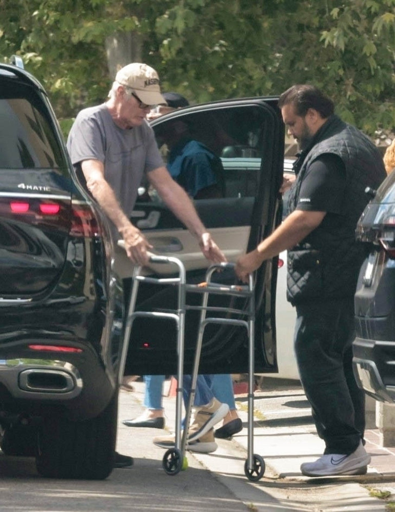 Ekranın hızlı yakışıklısı hayranlarını üzdü… Zaman ona da acımadı… Yürüteç yardımıyla yürüyor