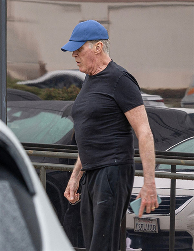 Ekranın hızlı yakışıklısı hayranlarını üzdü… Zaman ona da acımadı… Yürüteç yardımıyla yürüyor