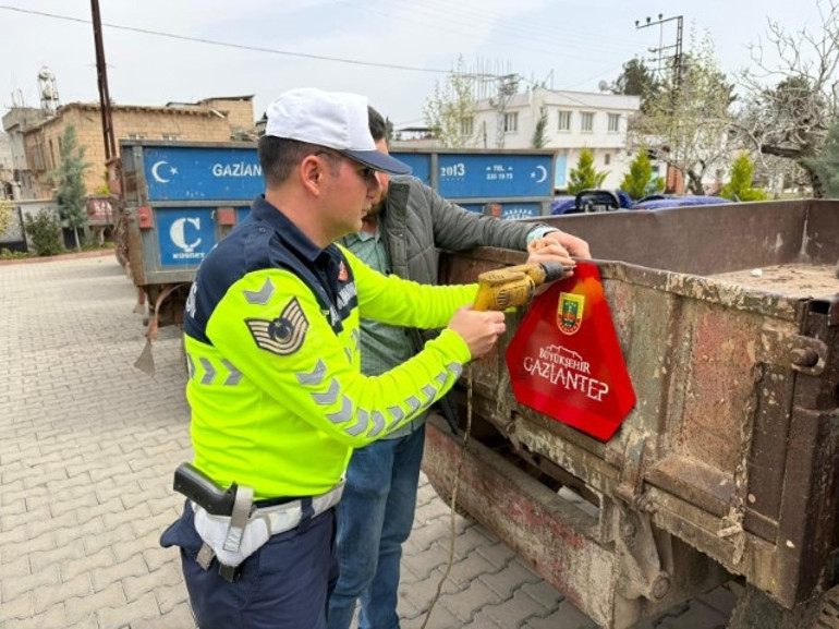 Jandarma, traktör sürücülerine eğitim verip ücretsiz dağıttı