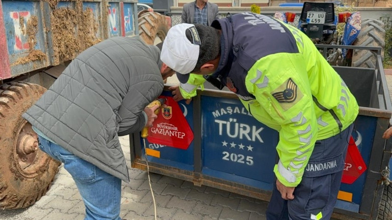 Jandarma, traktör sürücülerine eğitim verip ücretsiz dağıttı