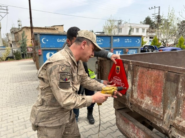 Jandarma, traktör sürücülerine eğitim verip ücretsiz dağıttı