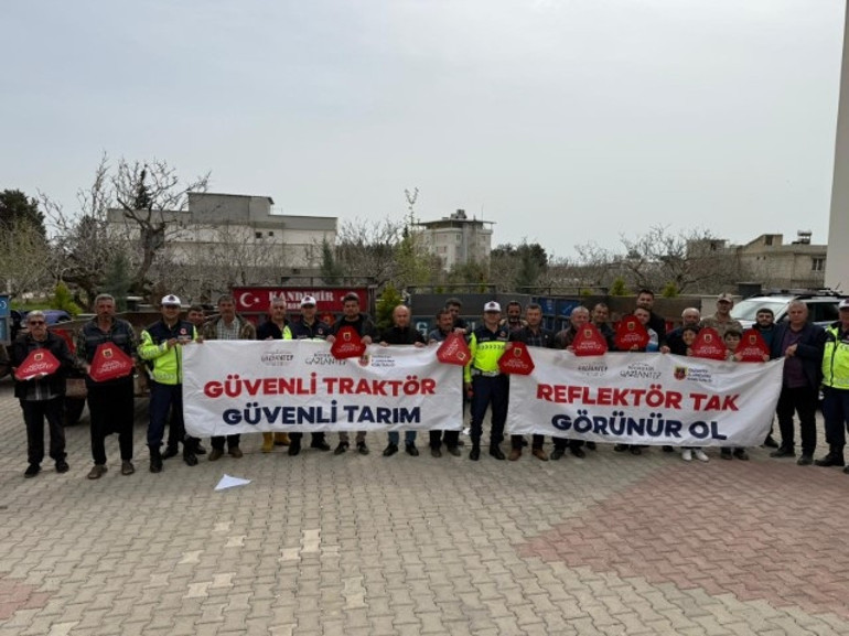 Jandarma, traktör sürücülerine eğitim verip ücretsiz dağıttı