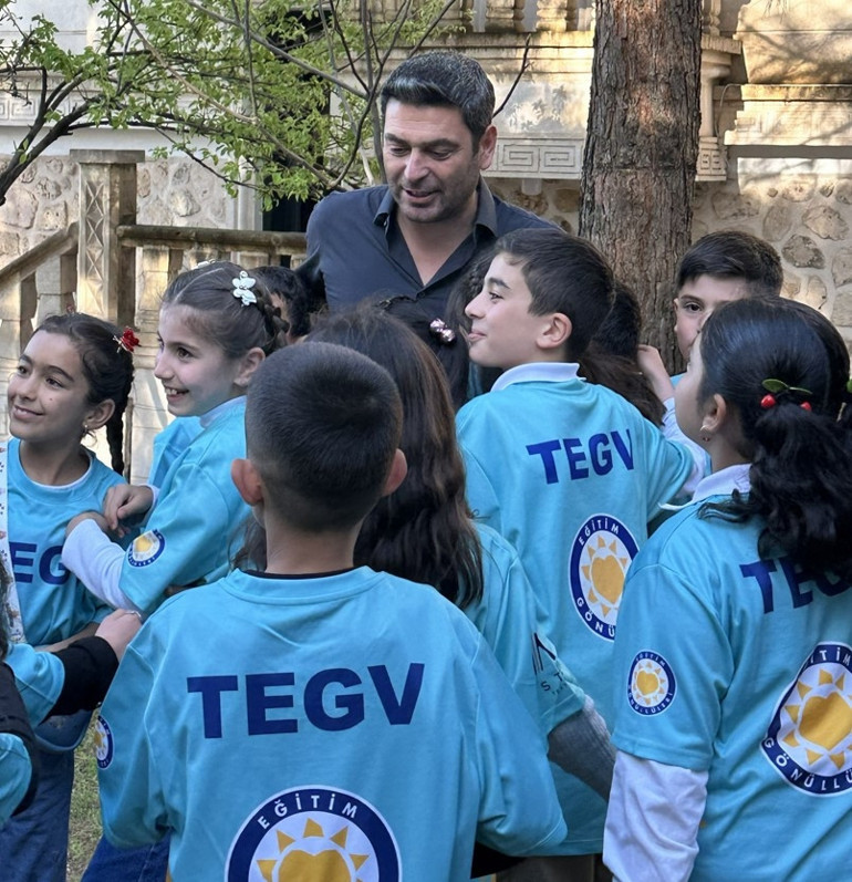 Ozan Akbaba TEGV çocuklarını Uzak Şehir setinde ağırladı