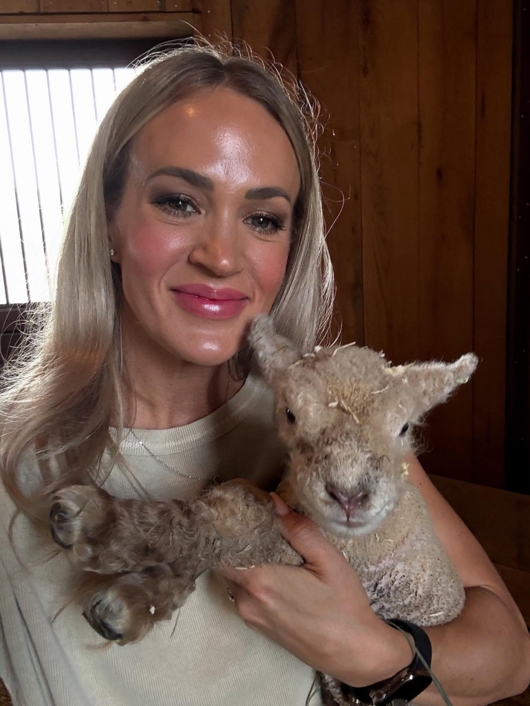 Ünlü şarkıcı 400 dönümlük çitliğinde huzuru buldu… ‘Burada yetiştirdiklerim tüm ailemi doyuruyor’