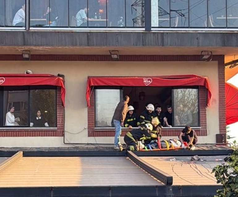 Dengesini kaybetti, kafeteryanın alt kattaki terasına düştü