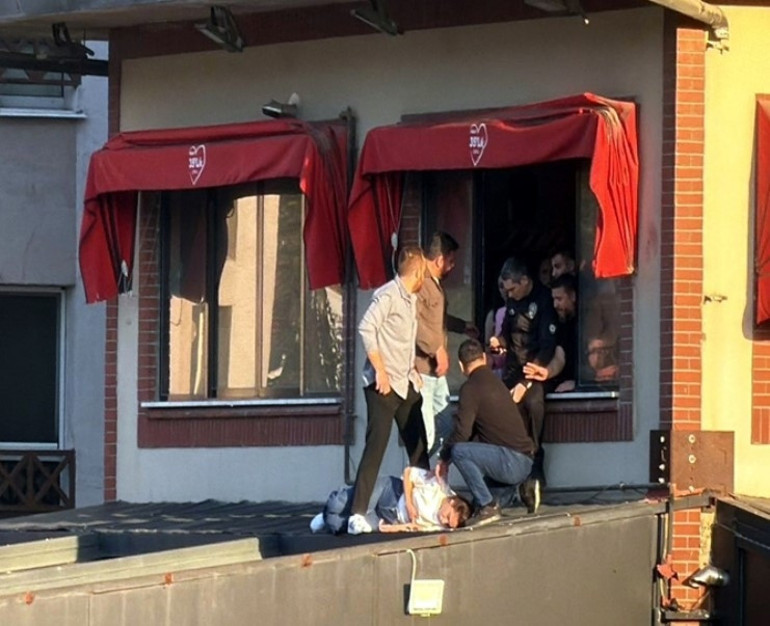 Dengesini kaybetti, kafeteryanın alt kattaki terasına düştü