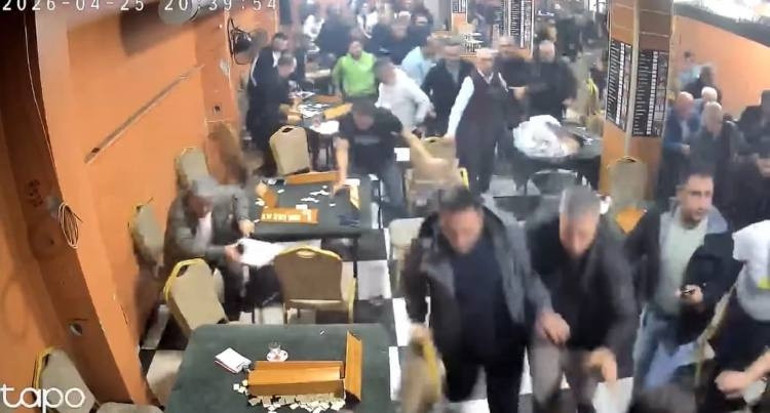  Sokaktaki sesin etkisiyle kendilerini dışarı attılar