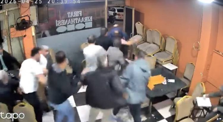  Sokaktaki sesin etkisiyle kendilerini dışarı attılar