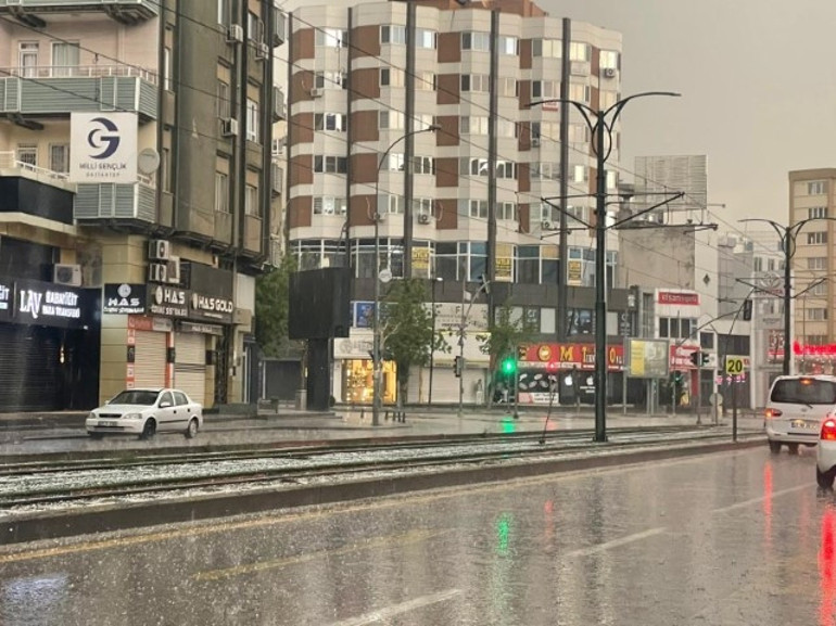 Ceviz büyüklüğünde dolu yağdı, sürücüler rotayı otoparklara çevirdi