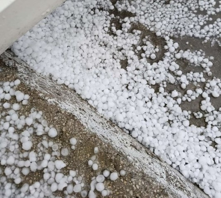 Ceviz büyüklüğünde dolu yağdı, sürücüler rotayı otoparklara çevirdi