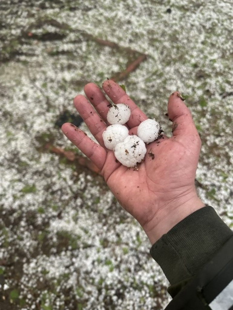 Ceviz büyüklüğünde dolu yağdı, sürücüler rotayı otoparklara çevirdi