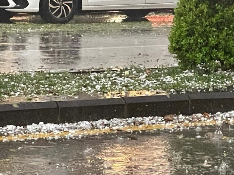 Ceviz büyüklüğünde dolu yağdı, sürücüler rotayı otoparklara çevirdi