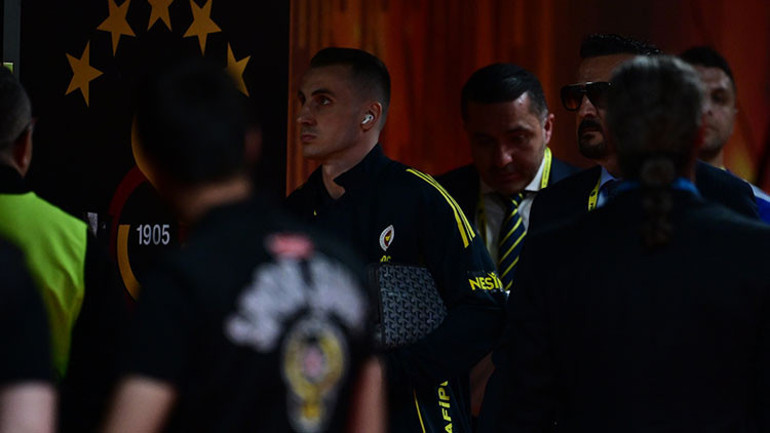 Galatasaray taraftarından Kerem Aktürkoğluna büyük tepki: Göndermeli şarkı