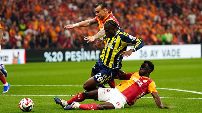 Derbide penaltı tartışması: Fenerbahçe yararlanamadı, Galatasaray isyan etti Düşürülmesinin ardından karar devam