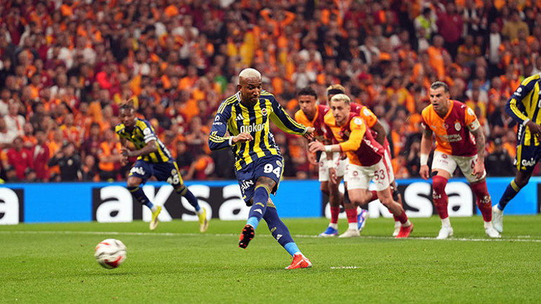 Derbide penaltı tartışması: Fenerbahçe yararlanamadı, Galatasaray isyan etti Düşürülmesinin ardından karar devam