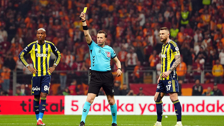 Derbide penaltı tartışması: Fenerbahçe yararlanamadı, Galatasaray isyan etti Düşürülmesinin ardından karar devam