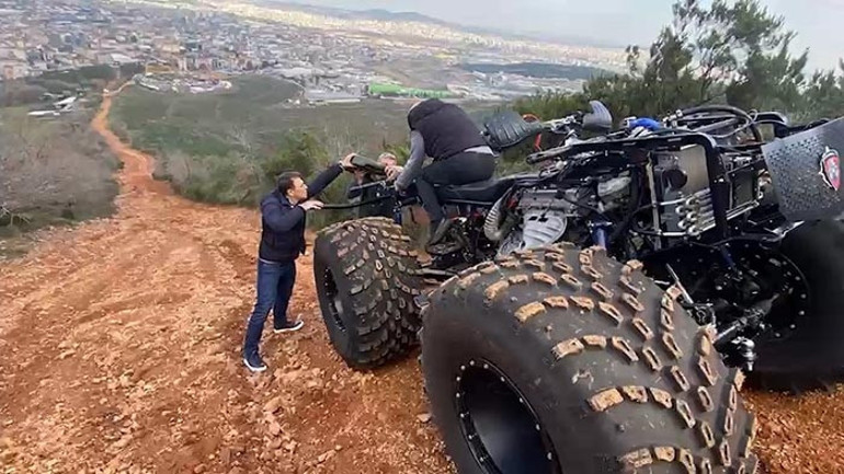  Suda yüzüyor, dağları aşıyor Araç ilgi patlaması yaşadı