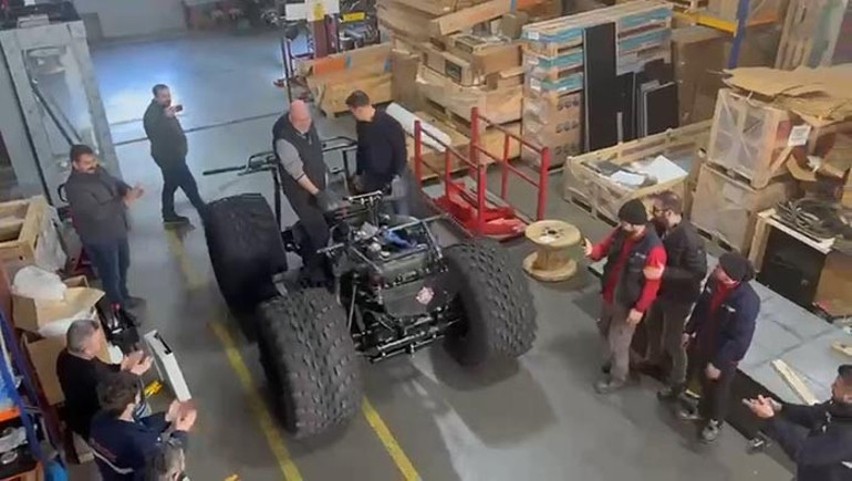  Suda yüzüyor, dağları aşıyor Araç ilgi patlaması yaşadı