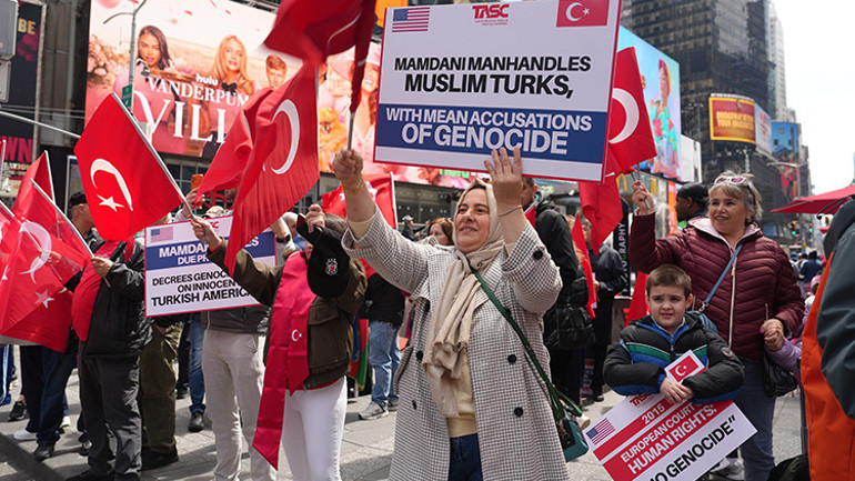 New York Belediye Başkanı Mamdaninin Türkiyeyi hedef alan açıklamalarına Times Meydanında protesto