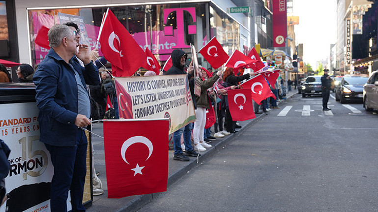New York Belediye Başkanı Mamdaninin Türkiyeyi hedef alan açıklamalarına Times Meydanında protesto