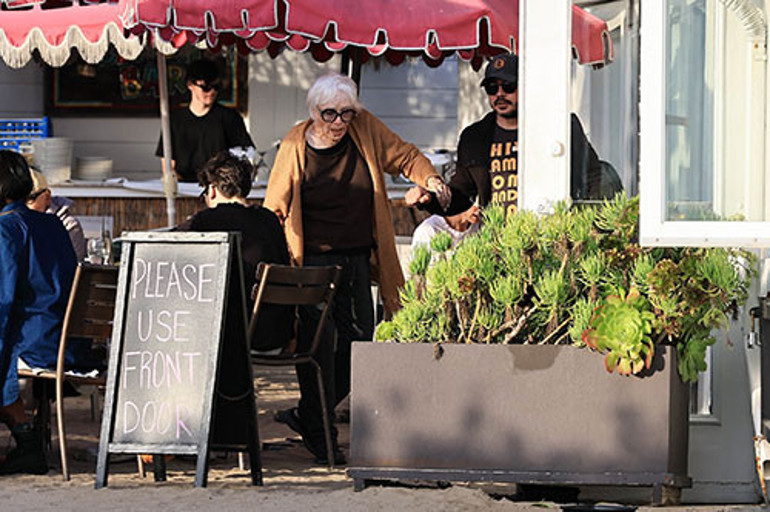 Onu sarıp sarmalayacak bir ailesi kalmadı... Yeni yaşına bile maaşlı elemanıyla girdi... Ünlü oyuncu yalnızlığa mahkum oldu