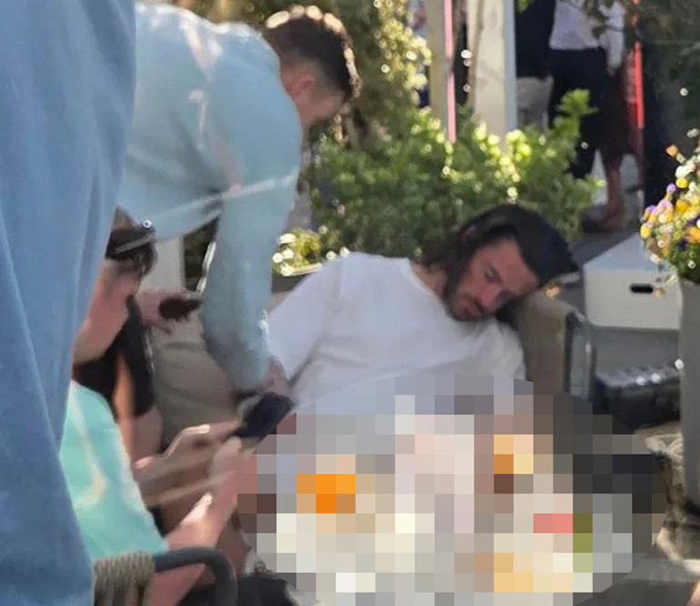 Yıldız futbolcu Jack Grealish bir mekanda fazla alkol alıp uyuyakaldı Uyandırmaya çalıştılar ama...