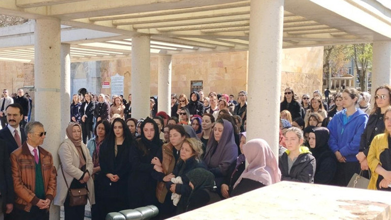 Kırşehirde kahreden olay Nefes borusuna çilek kaçan 2,5 yaşındaki çocuk, hayatını kaybetti