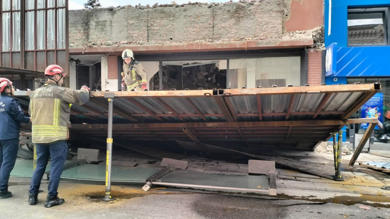 Son dakika... Ankarada binanın önündeki platform yıkıldı