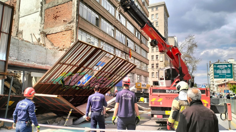 Son dakika... Ankarada binanın önündeki platform yıkıldı