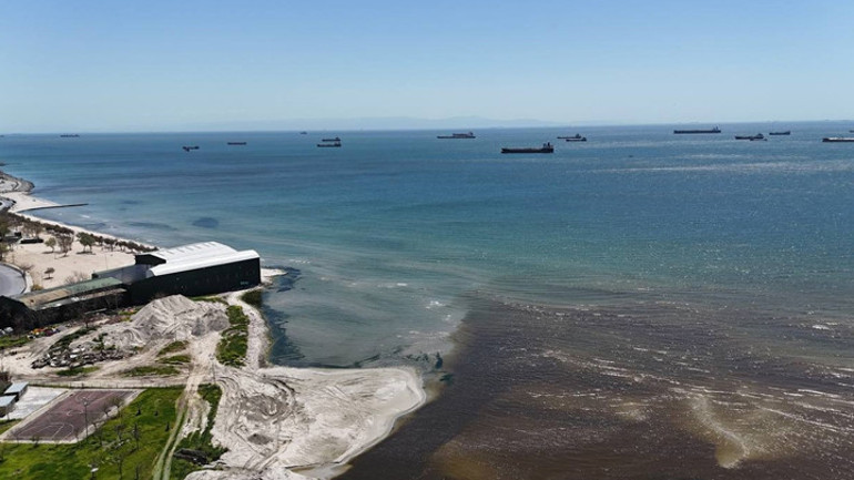 Küçükçekmecedeki Menekşe Deresinin rengi değişti Yaz ayında burada aşırı derecede pis koku oluyor