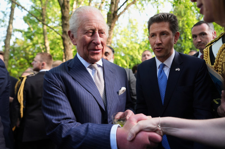 Küs olduğu kral babası ayağına kadar geldi… Sürgün prense yine af yok Kapılar bir kez daha yüzüne kapandı