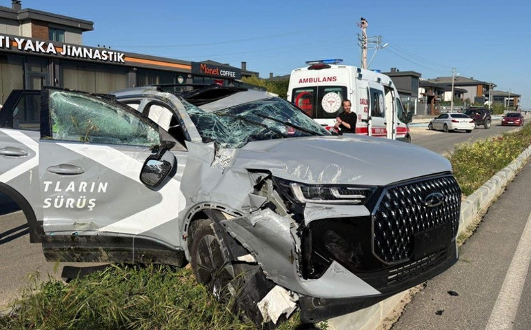 Park alanından çıkan otomobile çarpıp takla attı: 2si çocuk 5 yaralı